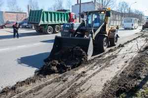 Специалисты предприятия привели в порядок участок газона на Трамвайном проспекте в Кировском районе города