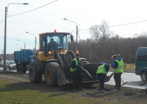 Воспитанники специального предприятия «Новое Поколение» помогли в уборке Петергофского шоссе и проспекта Ветеранов.