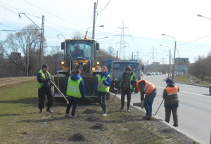 Сосновополянская автоколонна ГУДП «Путь» и «Новое Поколение» наводят порядок на газонах